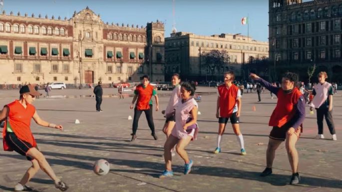 Con retas en el Zócalo, mujeres muestran que "Otro futbol es posible"