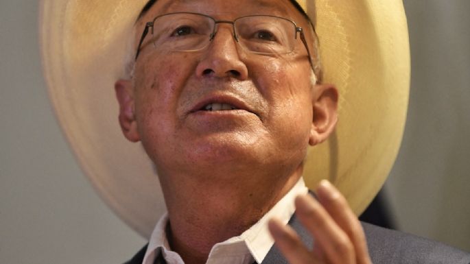 Ken Salazar se solidariza con periodistas en medio de la polémica con el Parlamento Europeo