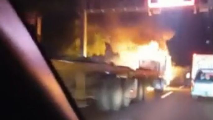 Tras captura de “El Chaparrito”, incendian vehículos y bloquean avenidas en Colima