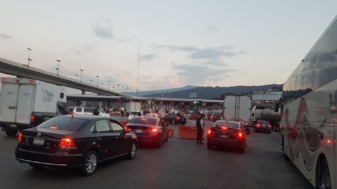 Bloquean la autopista y carretera México-Cuernavaca en pleno “puente”; se desata caos vial