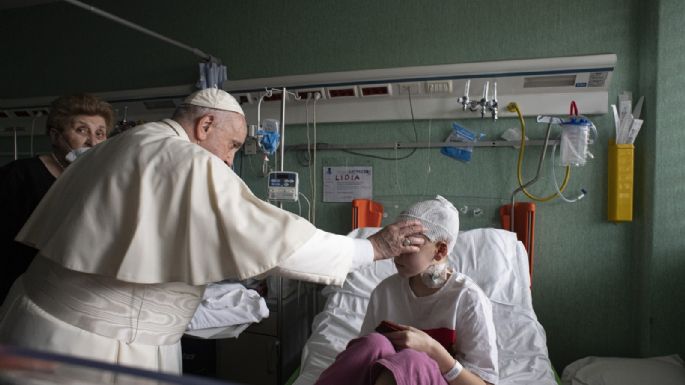 El Papa Francisco visita a los 19 niños ucranianos hospitalizados en Roma
