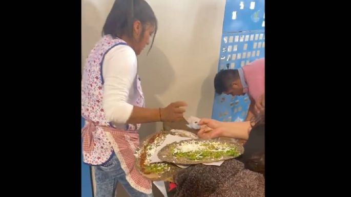 Una señora instala su puesto de tlayudas en el AIFA; aprovecha que no hay locales de comida
