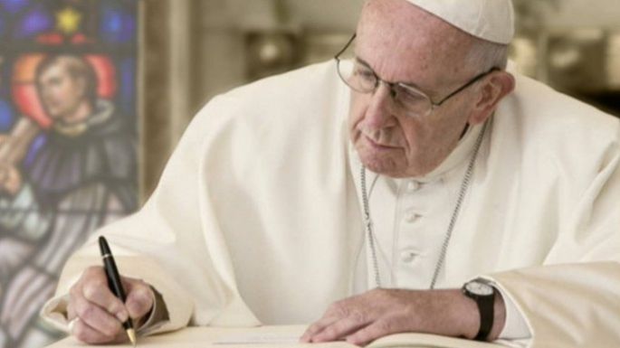 El Papa dice sentir "vergüenza" de que muchos países de la Unión Europa aumenten el gasto militar
