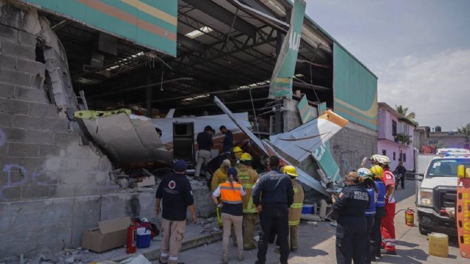 Avioneta cae sobre una Bodega Aurrerá en Temixco; tres muertos y cuatro heridos