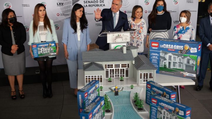 Panistas exhiben "casa gris" de juguete de José Ramón López: "que se arme la corrupción" (Video)