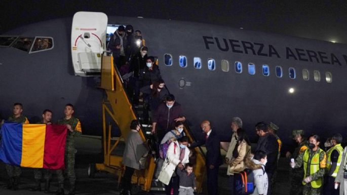 Mexicanos repatriados de Ucrania piden a AMLO frenar "las mentiras" de la Embajada rusa