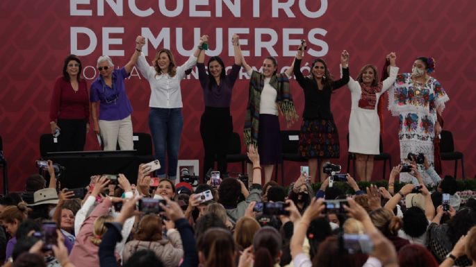 Mujeres de la 4T arropan a Sheinbaum con el grito “¡presidenta, presidenta!”