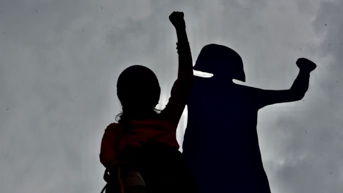 Feministas colocan silueta de mujer de acero en la Glorieta de las Mujeres que Luchan (Video)