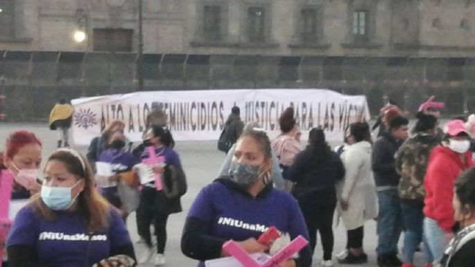 Mujeres perredistas protestan contra los feminicidios frente a Palacio Nacional