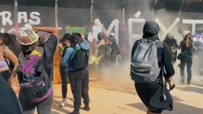 Marcha 8M: Arriban primeros contingentes al Zócalo; policías reciben a mujeres con gases (Video)