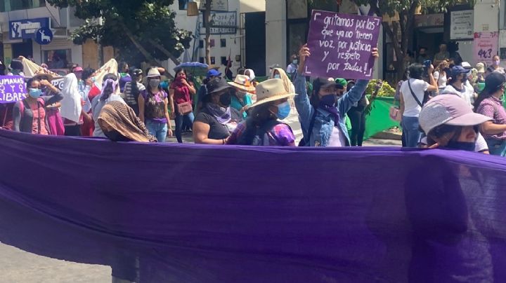 “¡Alto a los feminicidios!” exigen mujeres en la marcha del 8M en Oaxaca