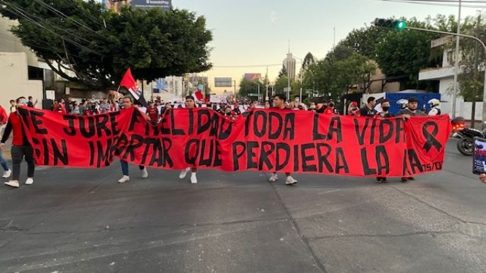 Aficionados del Atlas marchan al estadio Jalisco y exigen justicia por agresiones en Querétaro