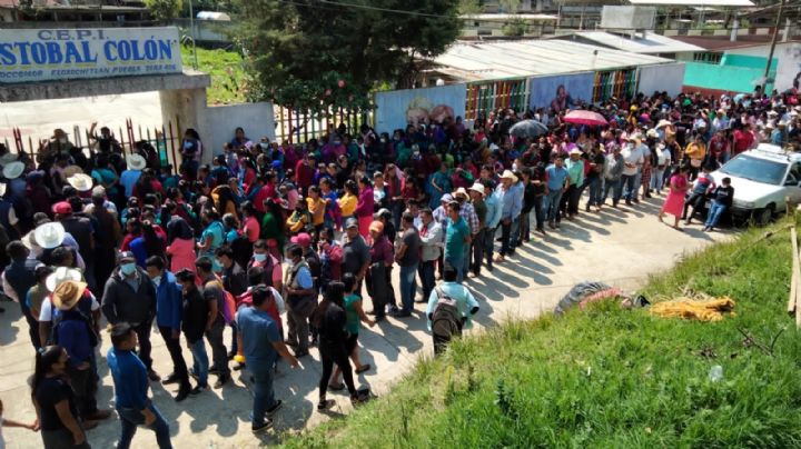 Municipios rurales de Puebla registran largas filas para participar en consulta