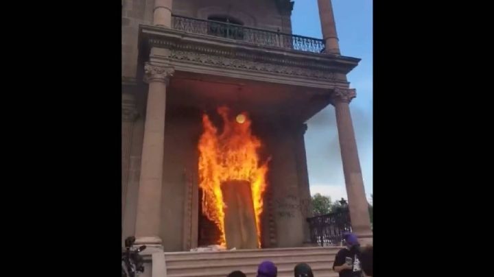 Prenden fuego a puerta del Palacio de Gobierno de NL en protesta por feminicidios (Videos)