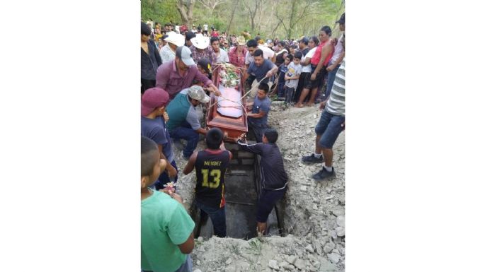 Despiden a víctimas del camión desbarrancado con votantes de la consulta en Chiapas (Video)