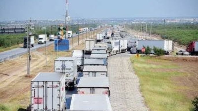 SRE rechaza la medida de gobernador de Texas de inspeccionar todos los camiones en la frontera