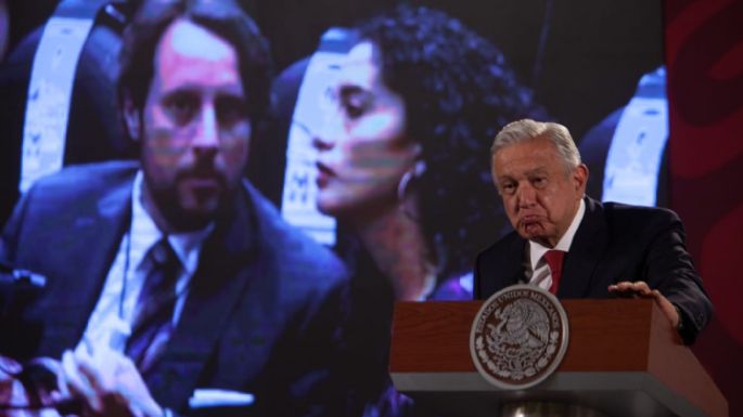 “Esas son las presiones” sobre la reforma eléctrica, dice AMLO y exhibe imagen de cabildero en la Cámara