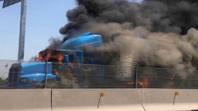 Bloquean con tráileres incendiados puente Reynosa-Pharr