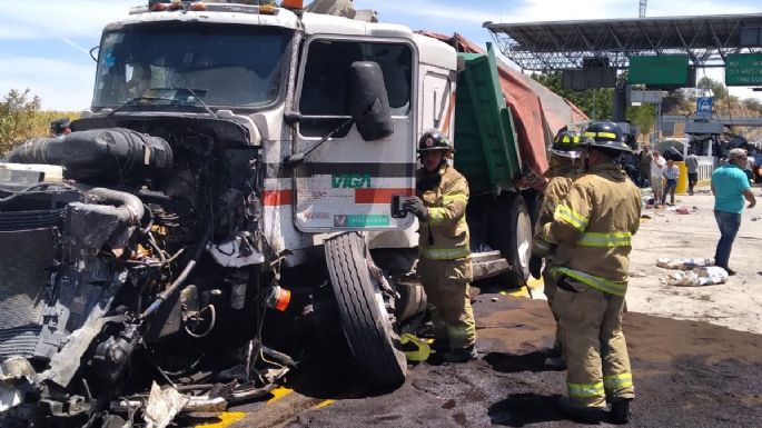 Tráiler sin frenos arrasa con cuatro autos en caseta de la autopista Tepic-Guadalajara