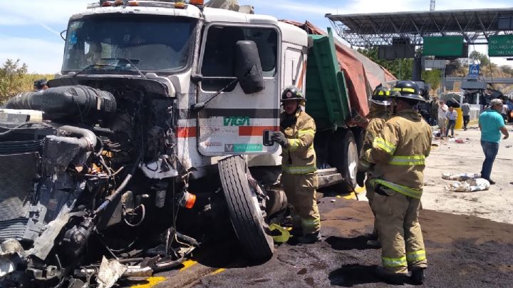 Tráiler sin frenos arrasa con cuatro autos en caseta de la autopista Tepic-Guadalajara