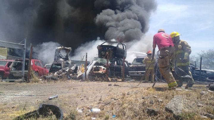 Incendio destruye 100 vehículos en un deshuesadero de Jalisco