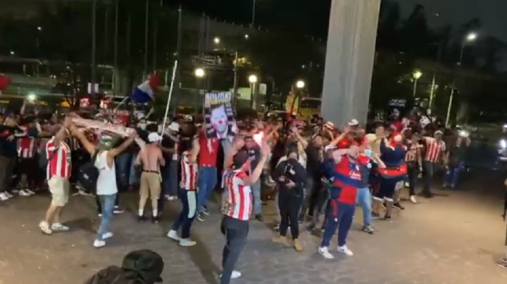 Aficionados de Chivas insultan a jugadores y causan destrozos en su hotel
