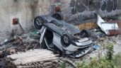 Un BMW cayó de una altura de más de 15 metros en un lote de obra negra en Periférico y Las Águilas; dos muertos