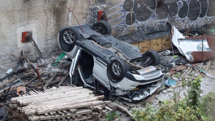 Un BMW cayó de una altura de más de 15 metros en un lote de obra negra en Periférico y Las Águilas; dos muertos