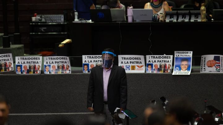Morenistas colocan tendedero de “traidores” que votaron contra reforma eléctrica de AMLO