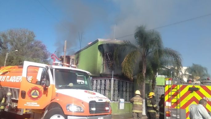 Niña salta del segundo piso durante incendio en su casa en Tlaquepaque