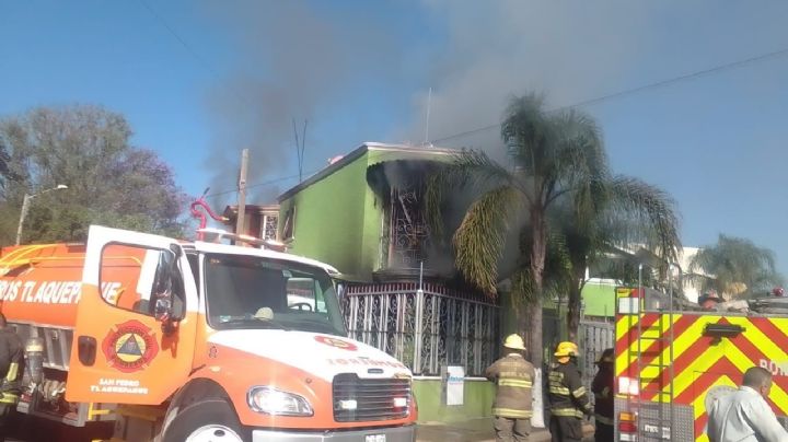 Niña salta del segundo piso durante incendio en su casa en Tlaquepaque