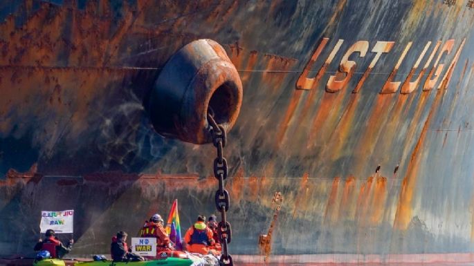 Greenpeace bloqueó un buque que transporta petróleo ruso para Noruega
