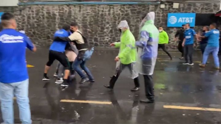 Afición del Cruz Azul protagonizó una trifulca con elementos de seguridad en el Estadio Azteca