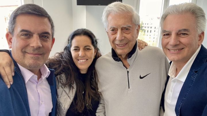Vargas Llosa es dado de alta del hospital tras superar covid-19