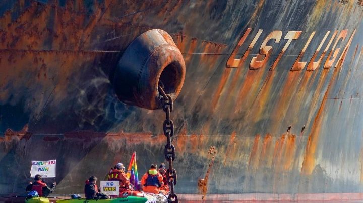 Greenpeace bloqueó un buque que transporta petróleo ruso para Noruega