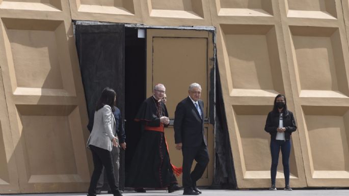 AMLO y jerarcas católicos realizan visita relámpago a Capilla Sixtina instalada en el Zócalo