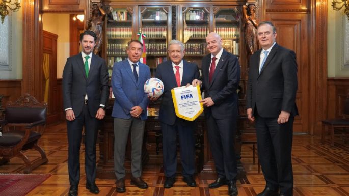 AMLO revisa con Gianni Infantino preparativos para el Mundial 2026 y le presenta el AIFA