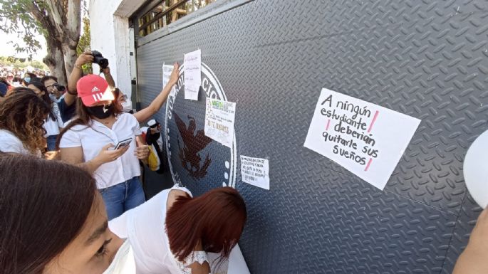 Estudiantes de la UG tapizan sede de la Guardia Nacional en repudio al ataque contra Ángel y Edith