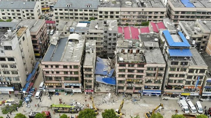 18 personas quedaron atrapadas tras colapso de edificio de ocho pisos en el centro de China