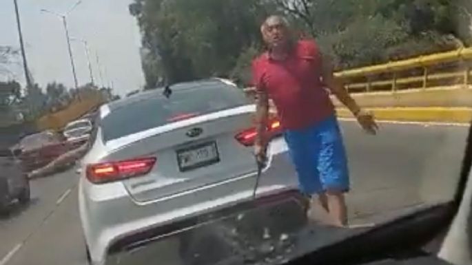 Un hombre ataca a una familia con un bastón de automóvil; policías lo capturan (Video)