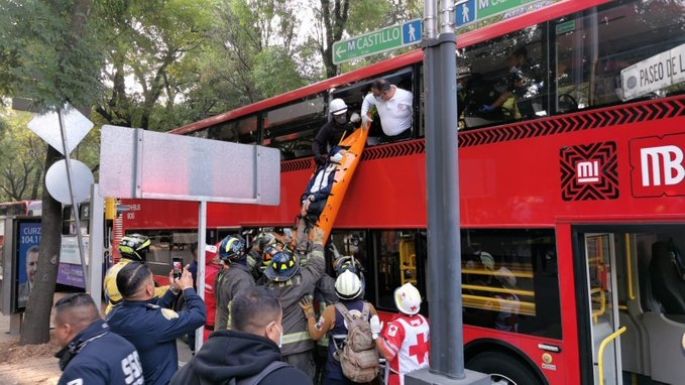 El choque entre Metrobús y un autobús en Reforma deja al menos 41 lesionados