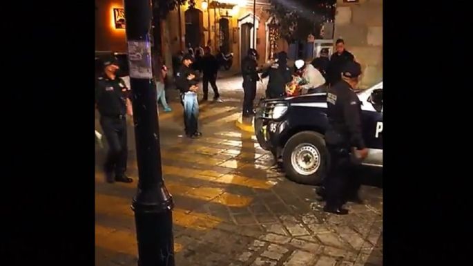 Policías de Oaxaca detienen a dos niños por vender dulces (Video)