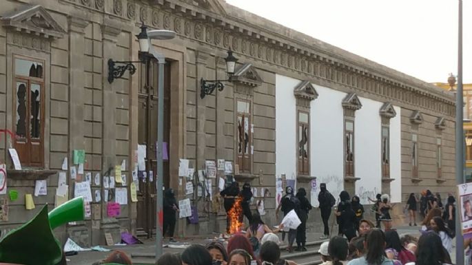 Marcha contra feminicidios en Irapuato termina con 30 detenciones (Video)