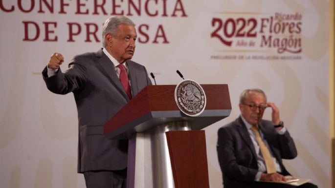 Médicos recriminan a AMLO por la contratación de 500 cubanos