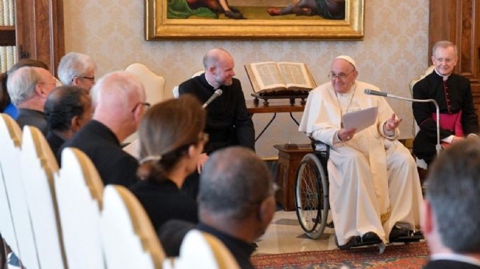 El Papa Francisco dice que necesita un tequila para aliviar su lesión de rodilla