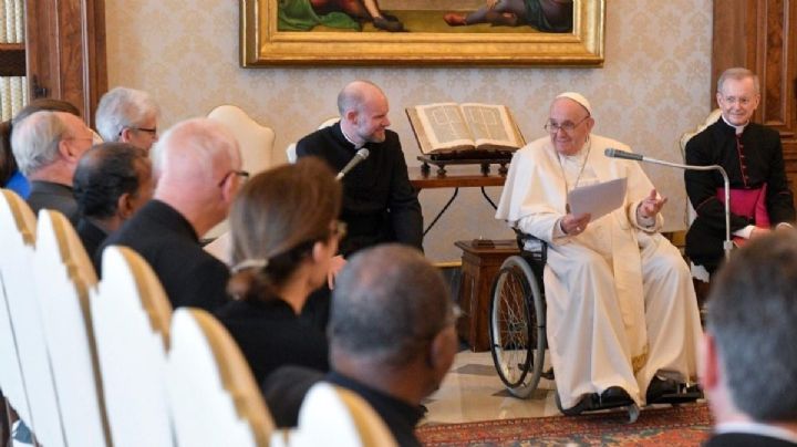 El Papa Francisco dice que necesita un tequila para aliviar su lesión de rodilla