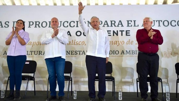 AMLO presume que cumplió su compromiso de no aumentar los precios de combustibles ni luz