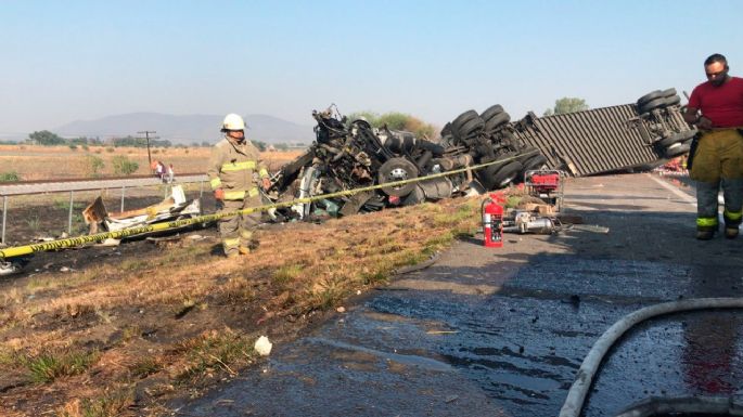 Camioneta chocada por tráiler se incendia en Jalisco; mueren dos personas calcinadas