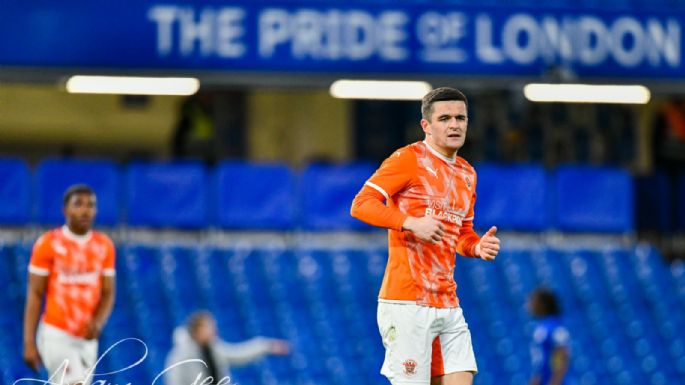 Jake Daniels, jugador de 17 años del Blackpool de Inglaterra, se declara abiertamente gay