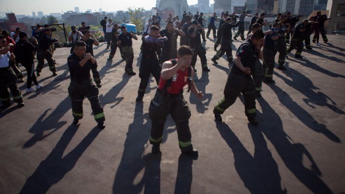 Bomberos entrenan rumbo a la clase masiva de box para romper el Récord Guinness